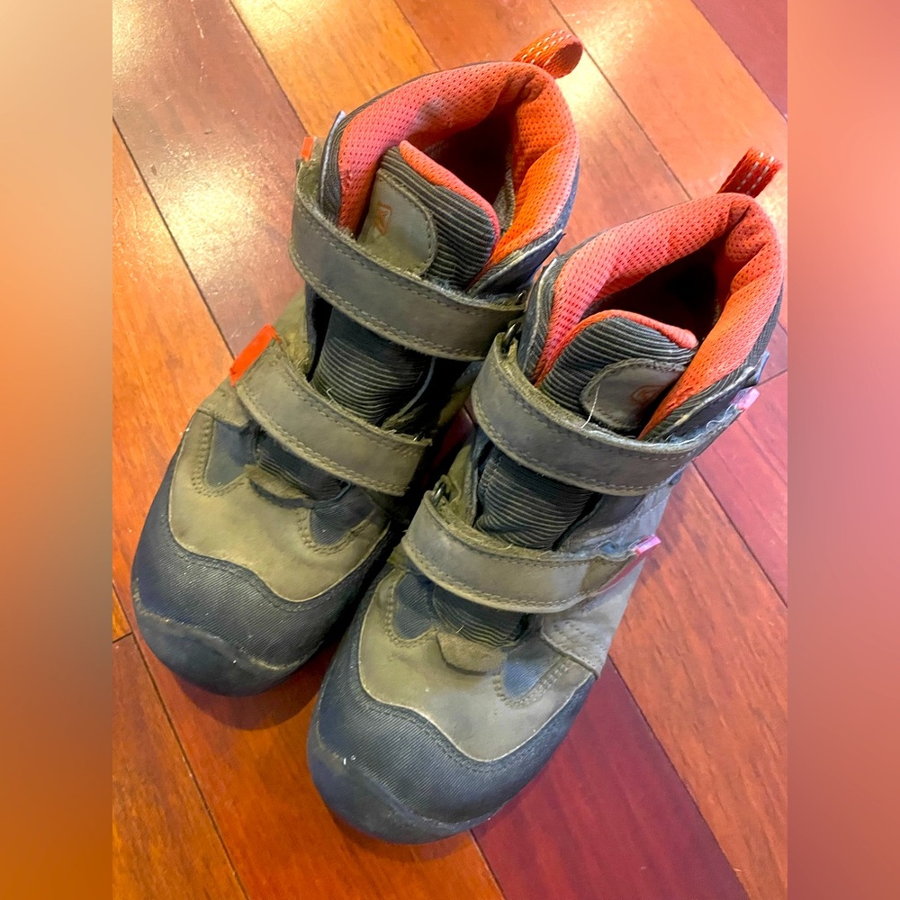 Keen boots- Size 4y
Green and Orange!